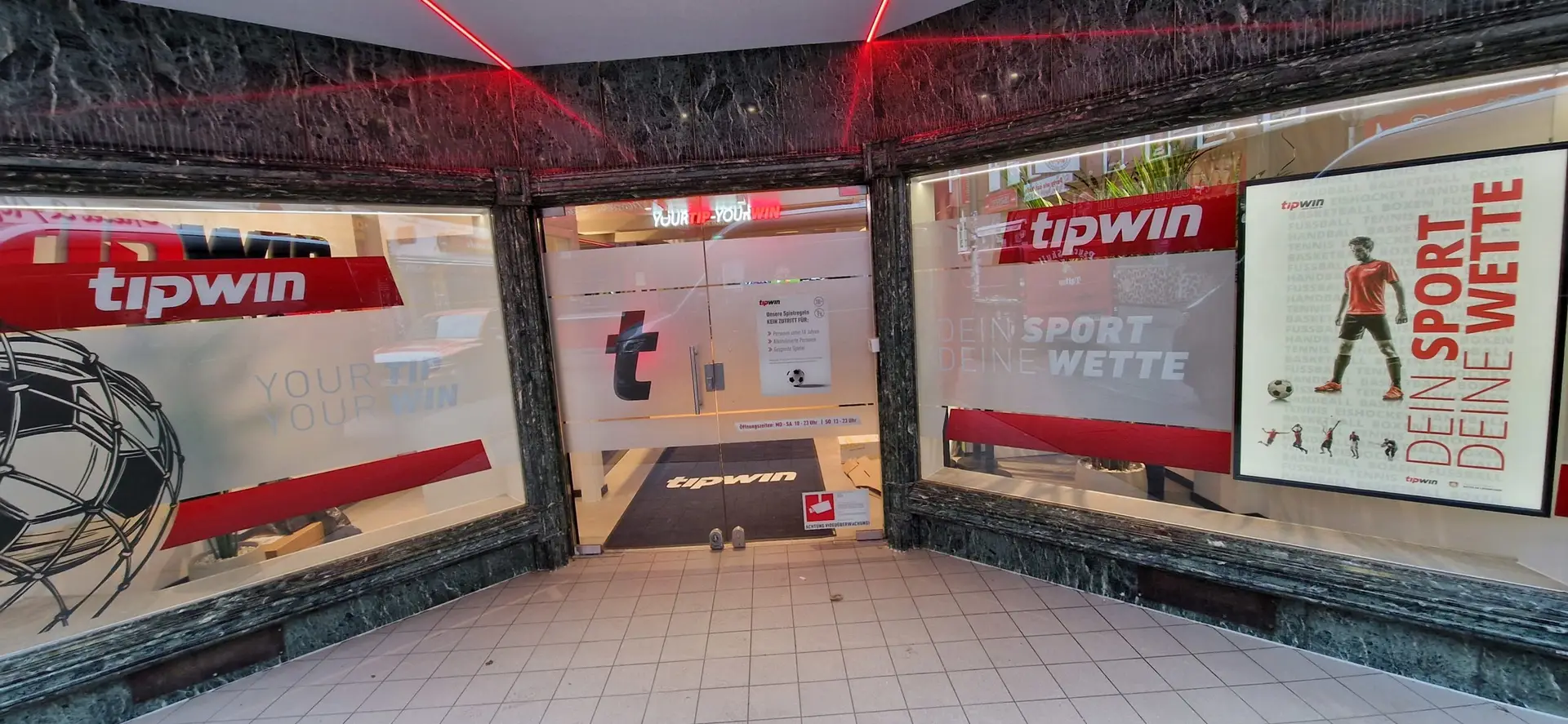 Tip Win in Hamburg - St. Pauli - Schaufensterbeschriftung mit Plottbeschriftung und Milchglasfolie